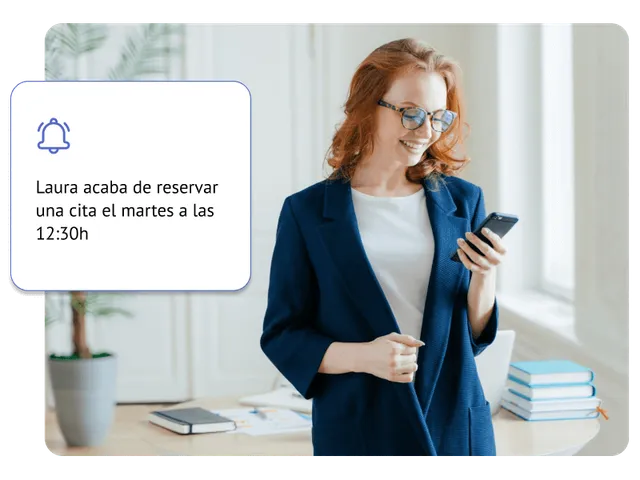 Paciente reservando cita con su psicólogo desde el móvil